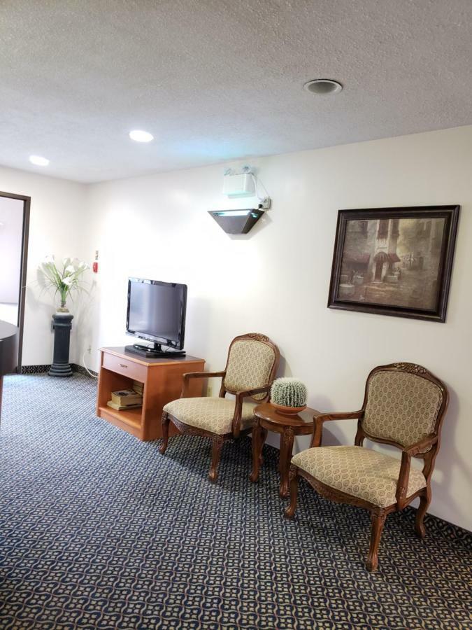 Tower Inn Estevan Buitenkant foto