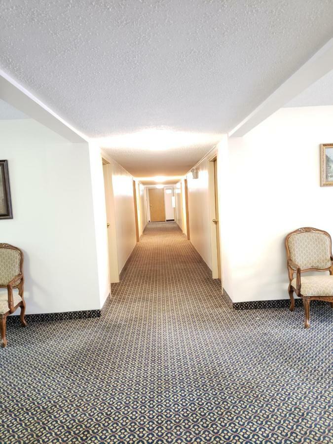 Tower Inn Estevan Buitenkant foto
