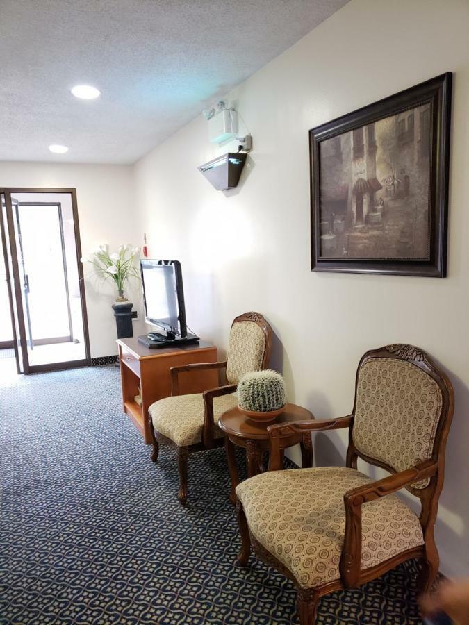 Tower Inn Estevan Buitenkant foto
