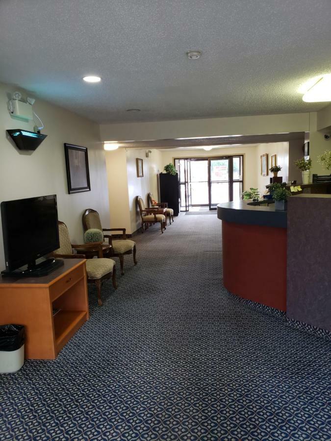 Tower Inn Estevan Buitenkant foto