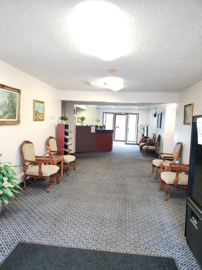 Tower Inn Estevan Buitenkant foto